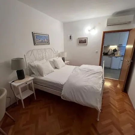 Jakov & Antonia Heritage Estate Хвар